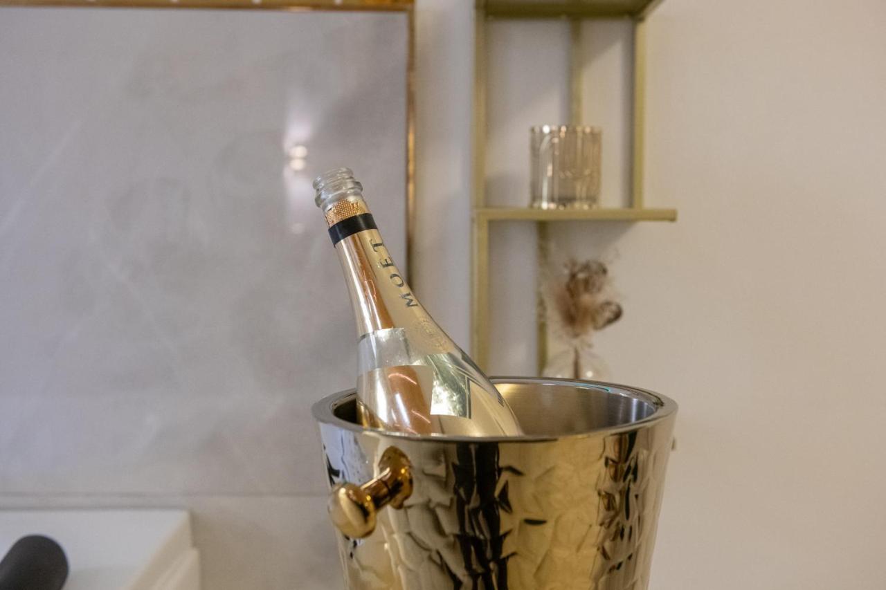 Fashion Apartment Gold Bologna With Jacuzzi & Car Garage Екстер'єр фото