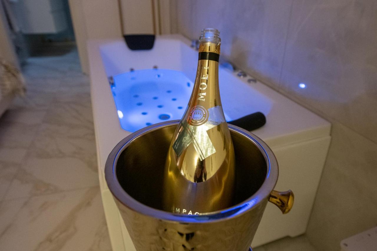 Fashion Apartment Gold Bologna With Jacuzzi & Car Garage Екстер'єр фото